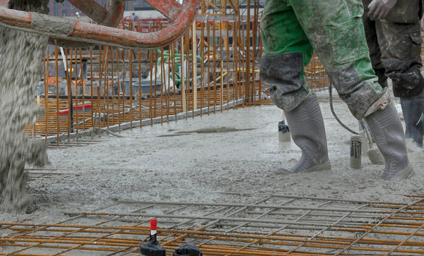 Les Hommes Portent Des Bottes De Construction Des Chaussures De Sécurité  Pour Les Travailleurs Sur Le Chantier