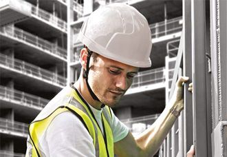 Casque de chantier : de quoi protège un casque de sécurité ?